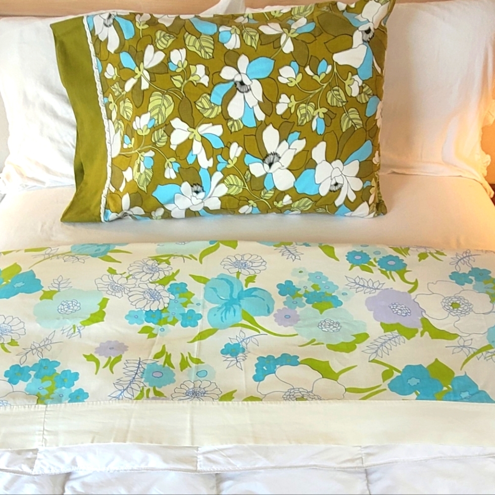 VINTAGE King Size Flat Sheet W/2 Nwot Cases (Updated)